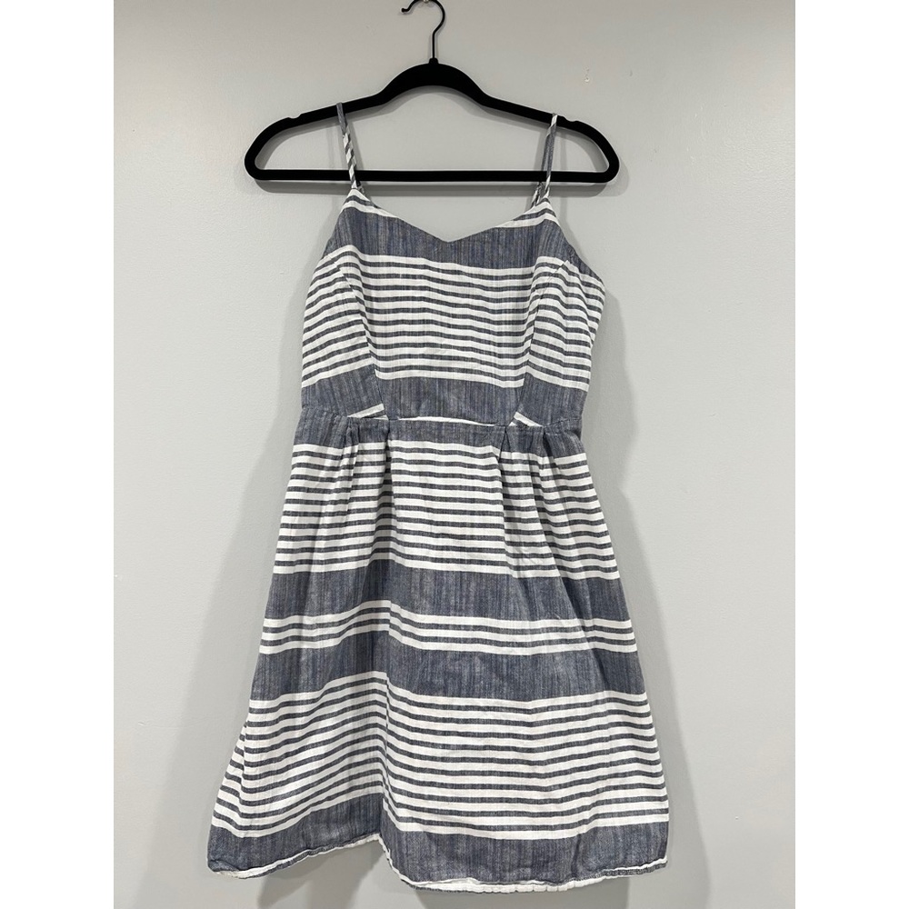 Old navy, women’s blue and white stripped, midway dress . Zipper down the side.